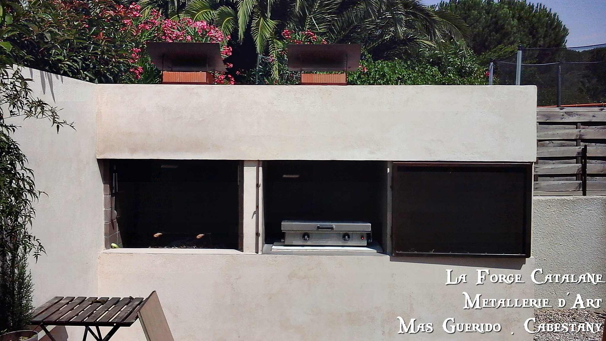 Porte fermant un barbecue forge catalane 4.jpg